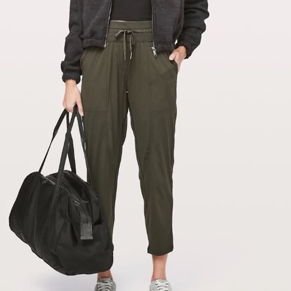 lululemon athletica Pants - Lululemon Dance Studio Crop 25"